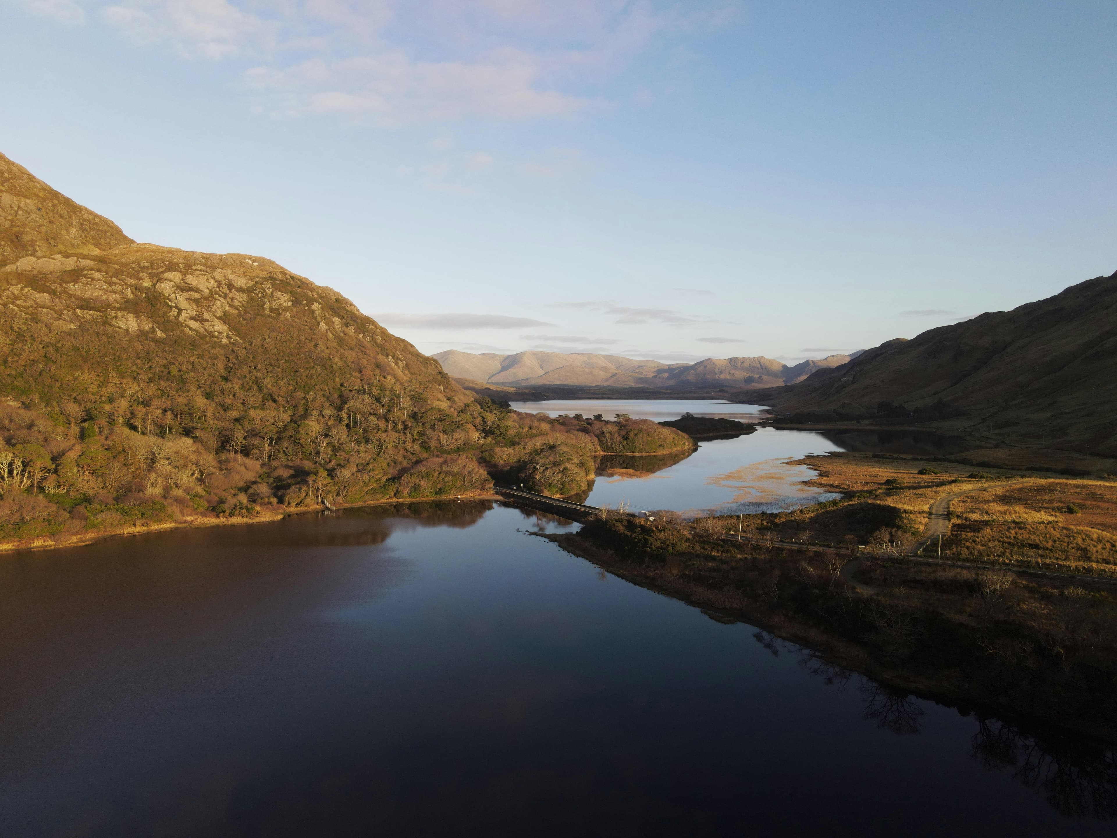 Paysage du Connemara avec lacs et montagnes sous un ciel nuageux