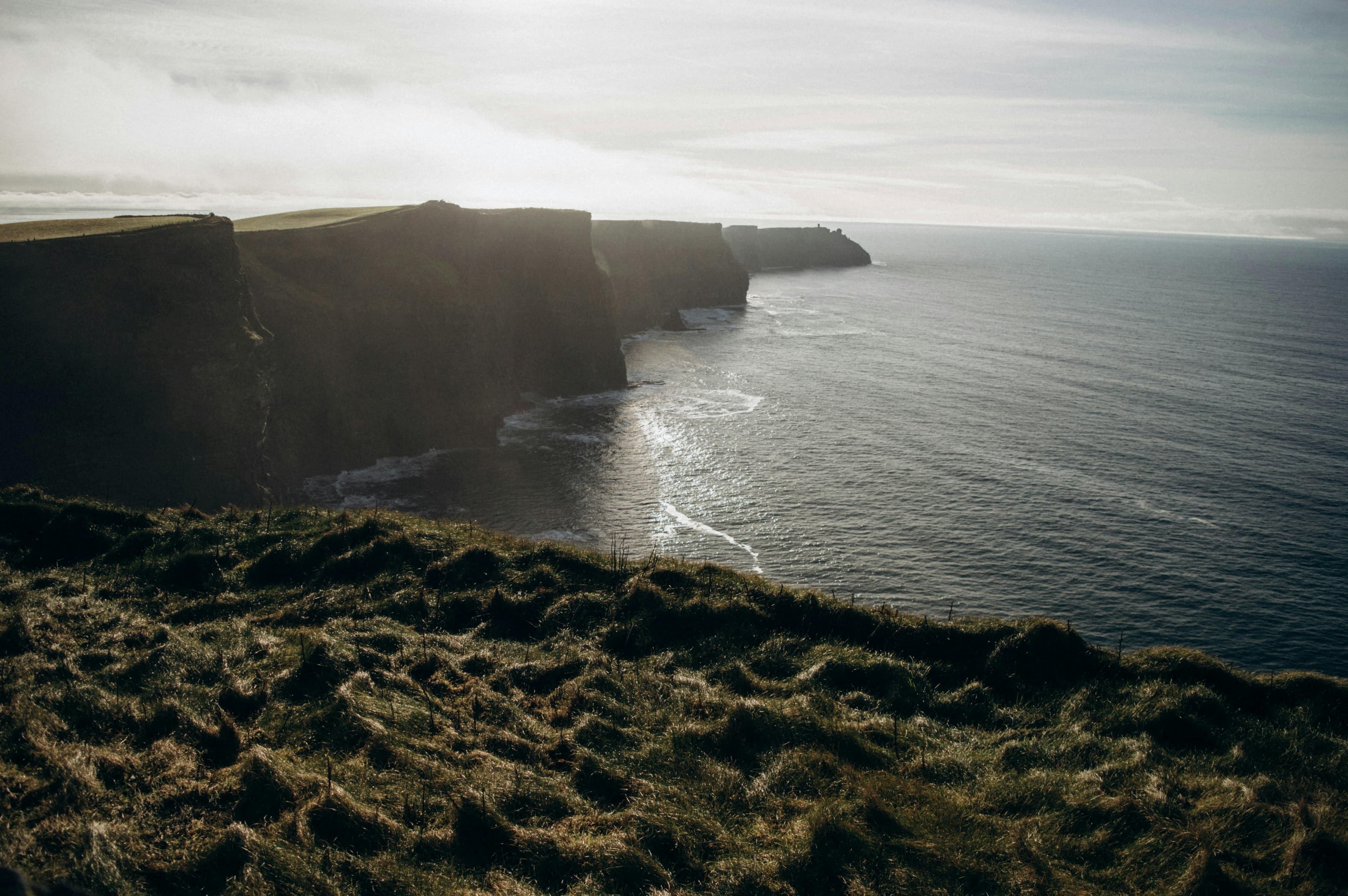 Les Cliffs of Moher dans le comté de Clare, falaises vertigineuses sur l'Atlantique