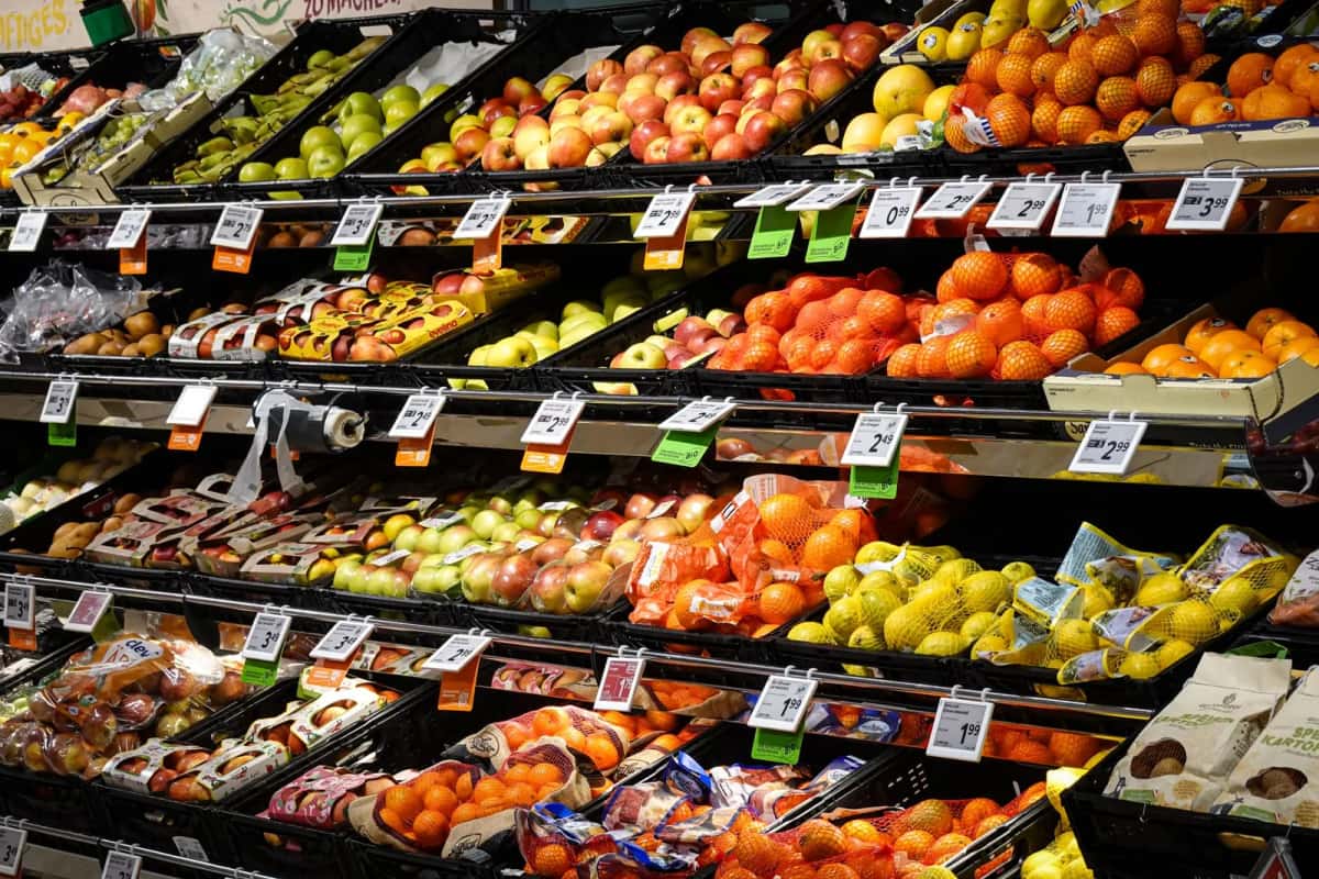 Rayon de fruits d'un supermarché avec étiquettes de prix en euros