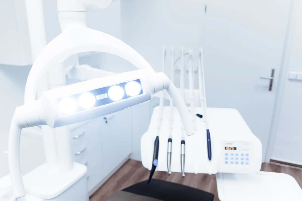 Scialytique et instruments dans un cabinet dentaire