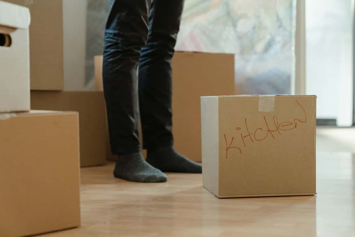 Cartons de déménagement posés au sol dans un appartement