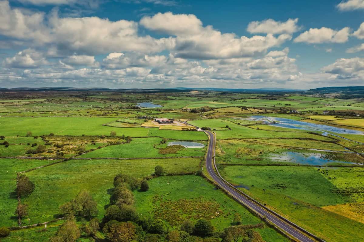 Vue aérienne des champs et murets de pierre du Burren