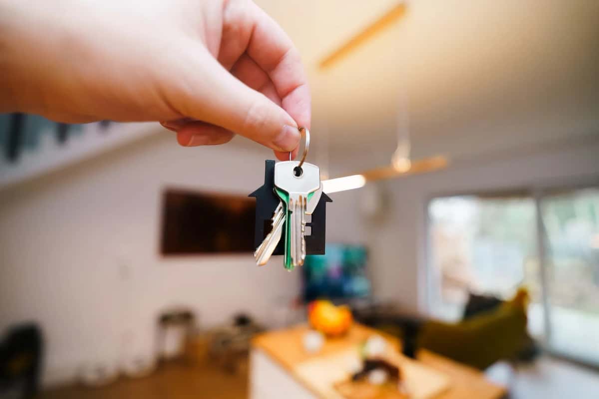 Main tenant un trousseau de clés dans un appartement meublé le jour de l'emménagement