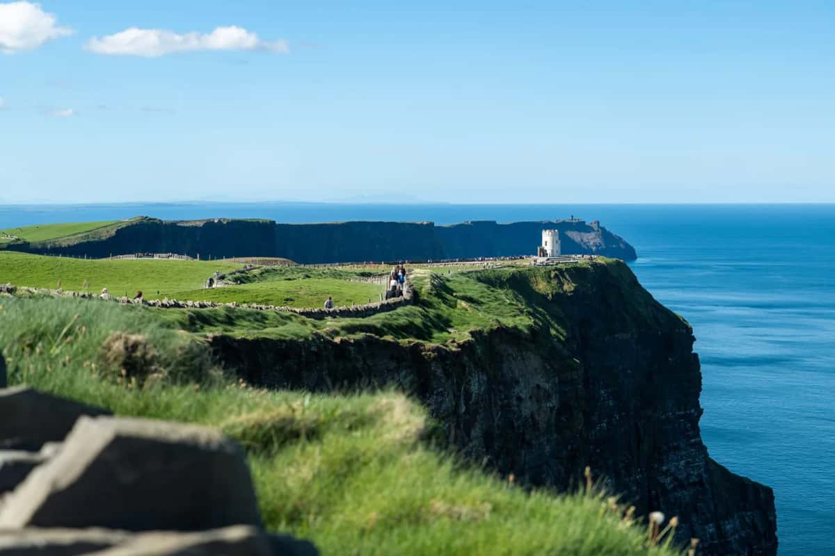 Les falaises de Moher et la tour O'Brien surplombant l'Atlantique