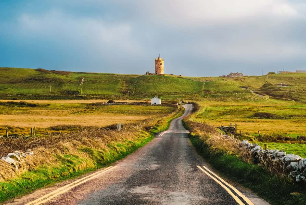 Petite route de campagne irlandaise bordée de murets de pierre