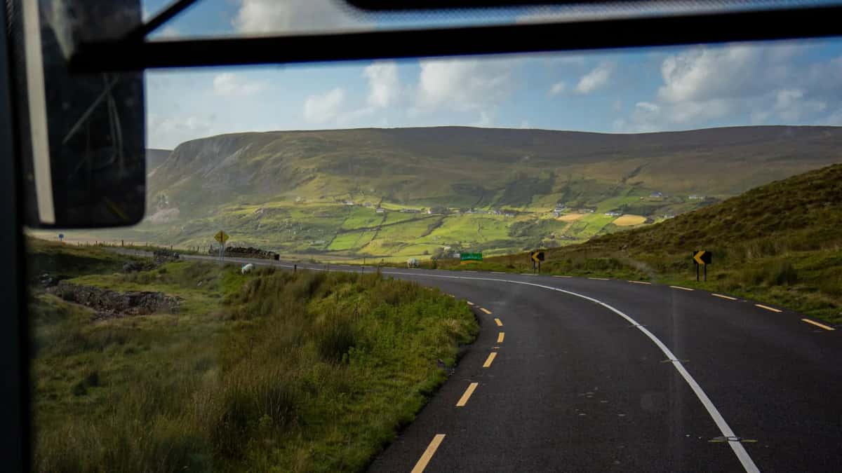 Route côtière irlandaise et panneau bilingue en gaélique