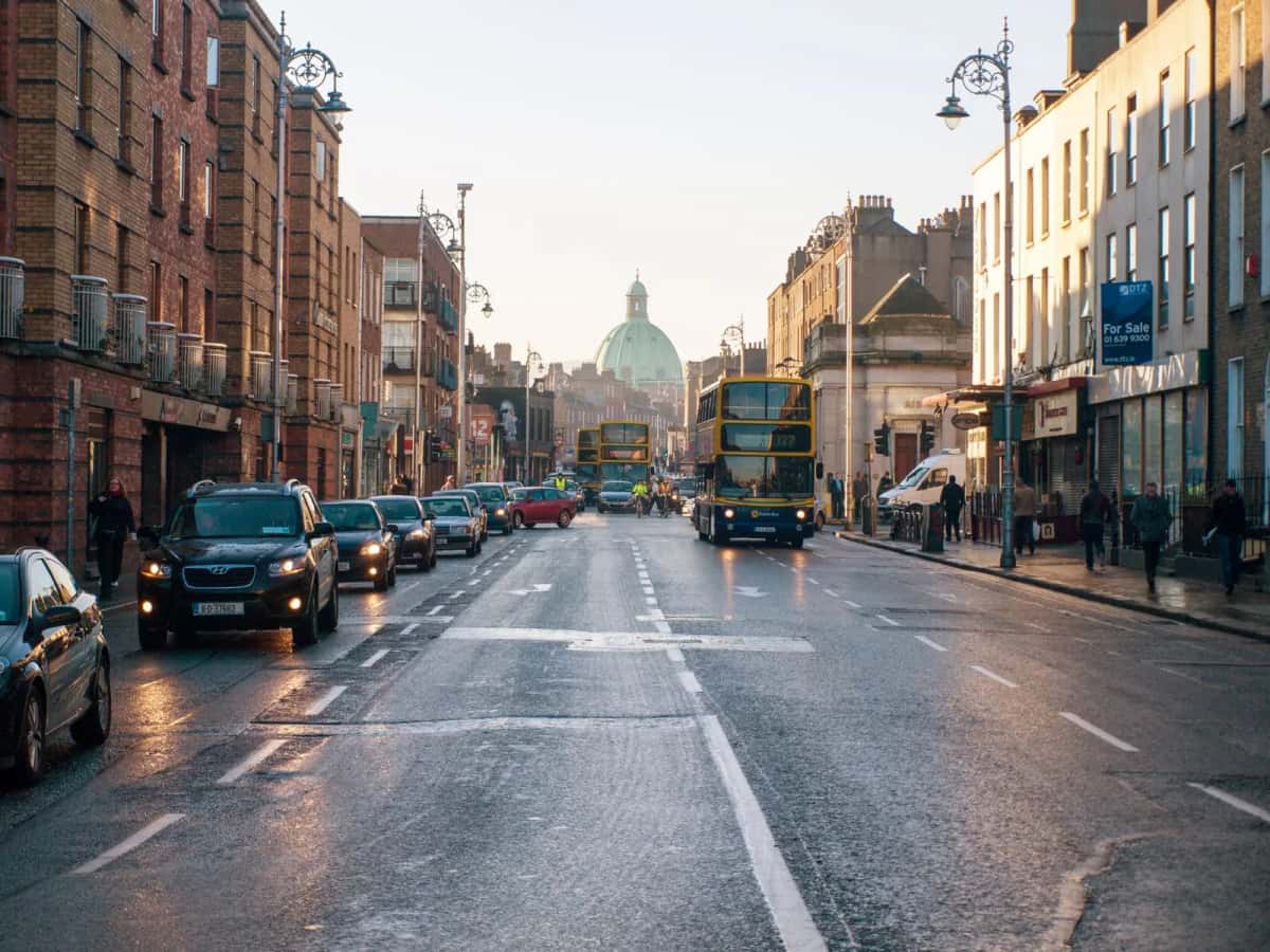 Rue géorgienne de Dublin avec bus à impériale et façades de brique