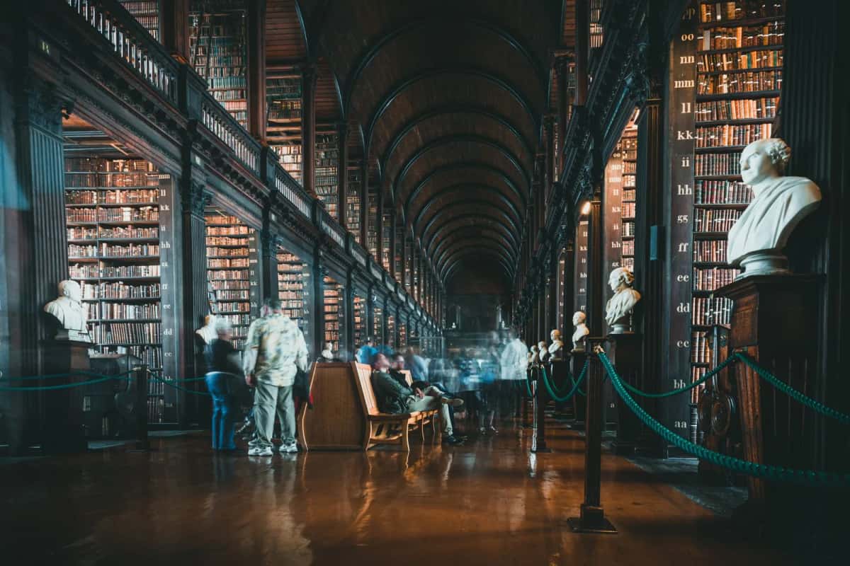 Bibliothèque ancienne de Trinity College à Dublin, rayonnages de livres sous une voûte de bois