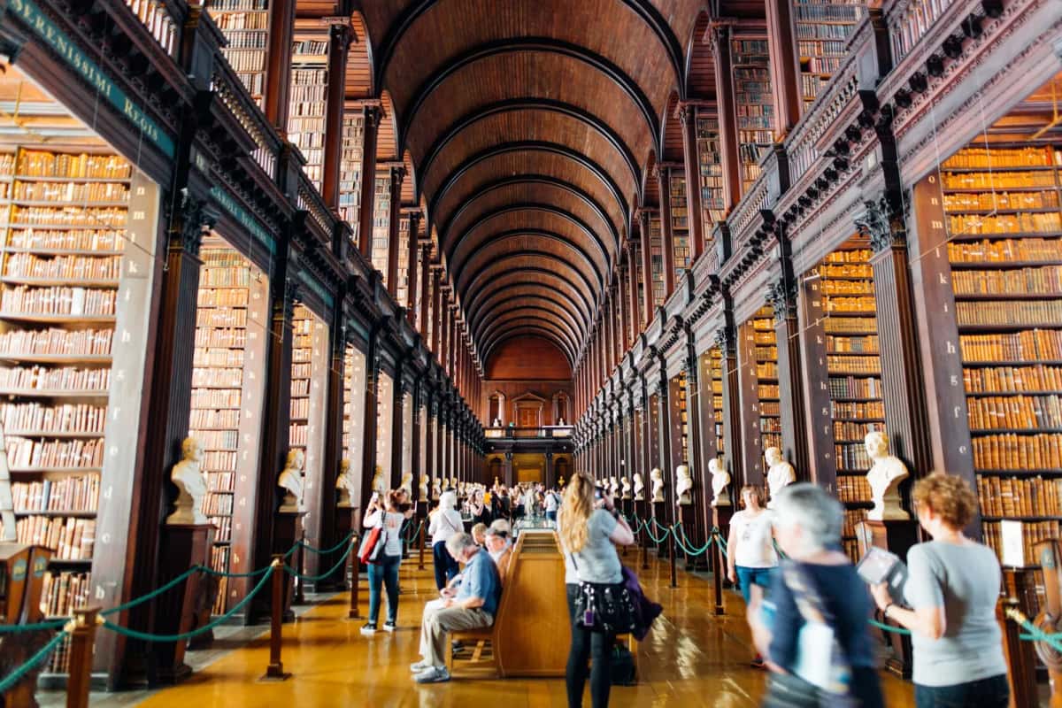 La Long Room de la bibliothèque de Trinity College à Dublin, voûte de bois et rayonnages anciens