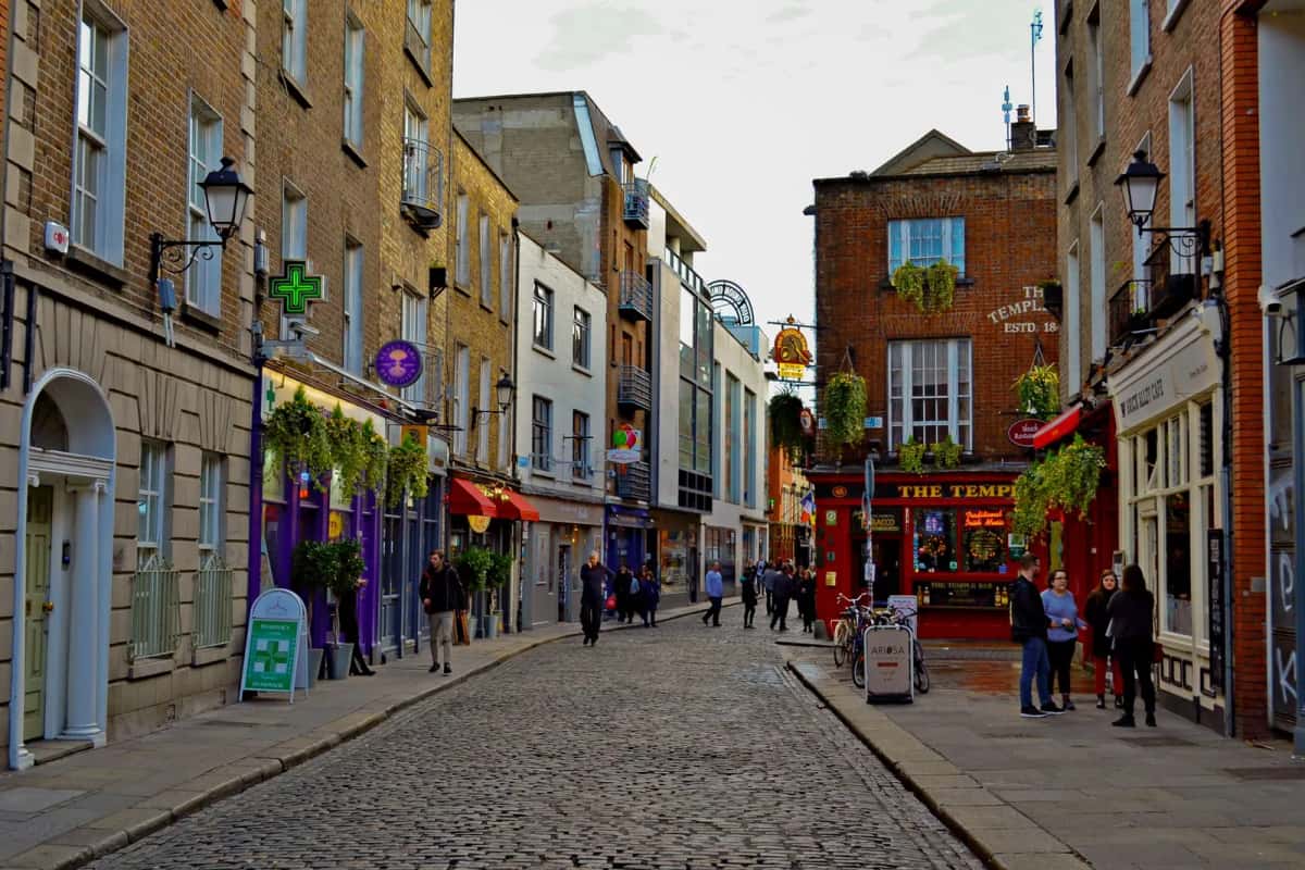 Rue pavée de Temple Bar à Dublin bordée de façades colorées