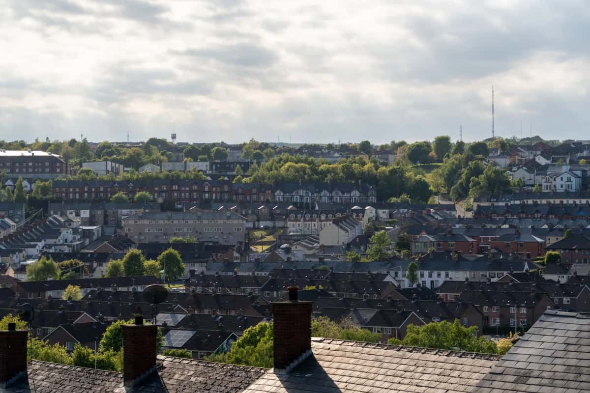 Toits en enfilade d'un quartier résidentiel irlandais sous un ciel nuageux