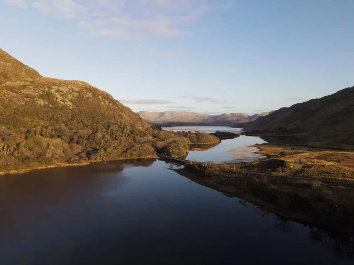 Paysage du Connemara avec lacs et montagnes sous un ciel nuageux