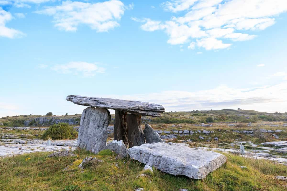 Dolmen néolithique ancien dans la campagne irlandaise