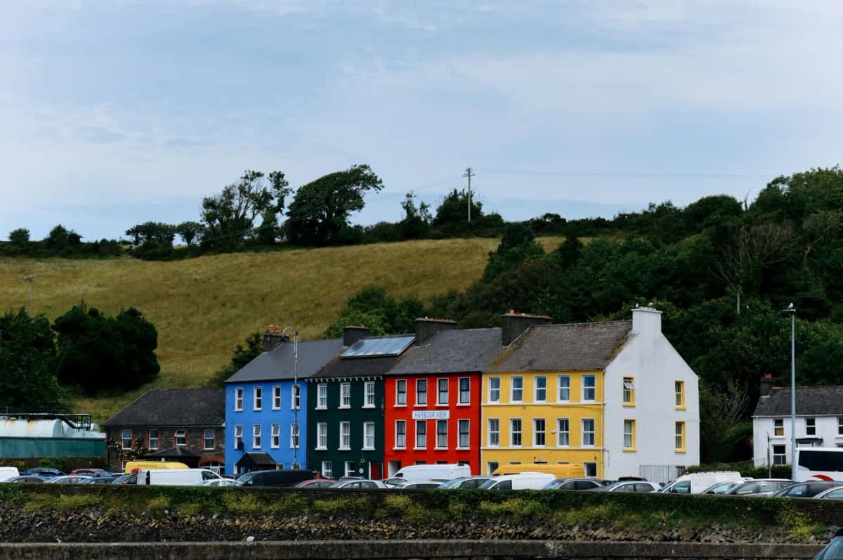 Maisons colorées du port de Bantry adossées à une colline verte, comté de Cork