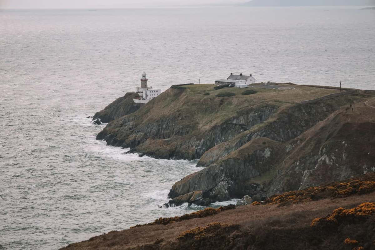 Sentier côtier irlandais surplombant l'océan par temps clair