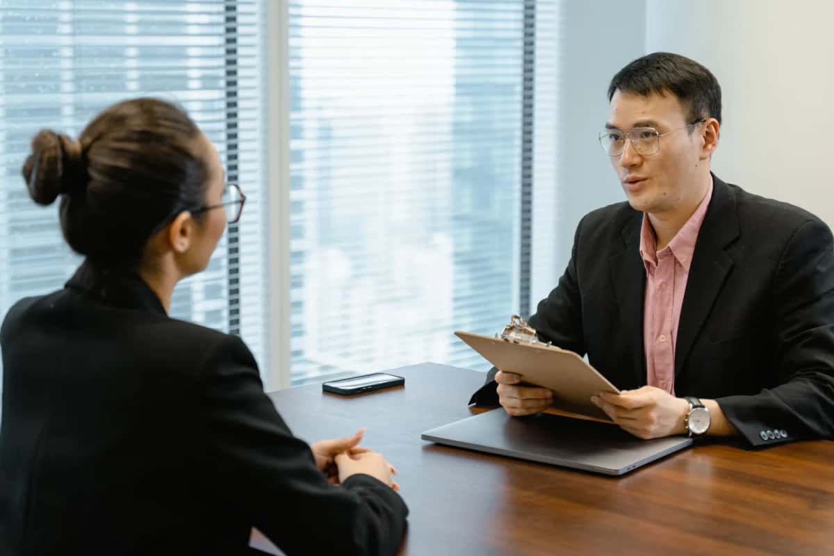 Un manager et une salariée lors d'un point d'évaluation autour d'une table de réunion