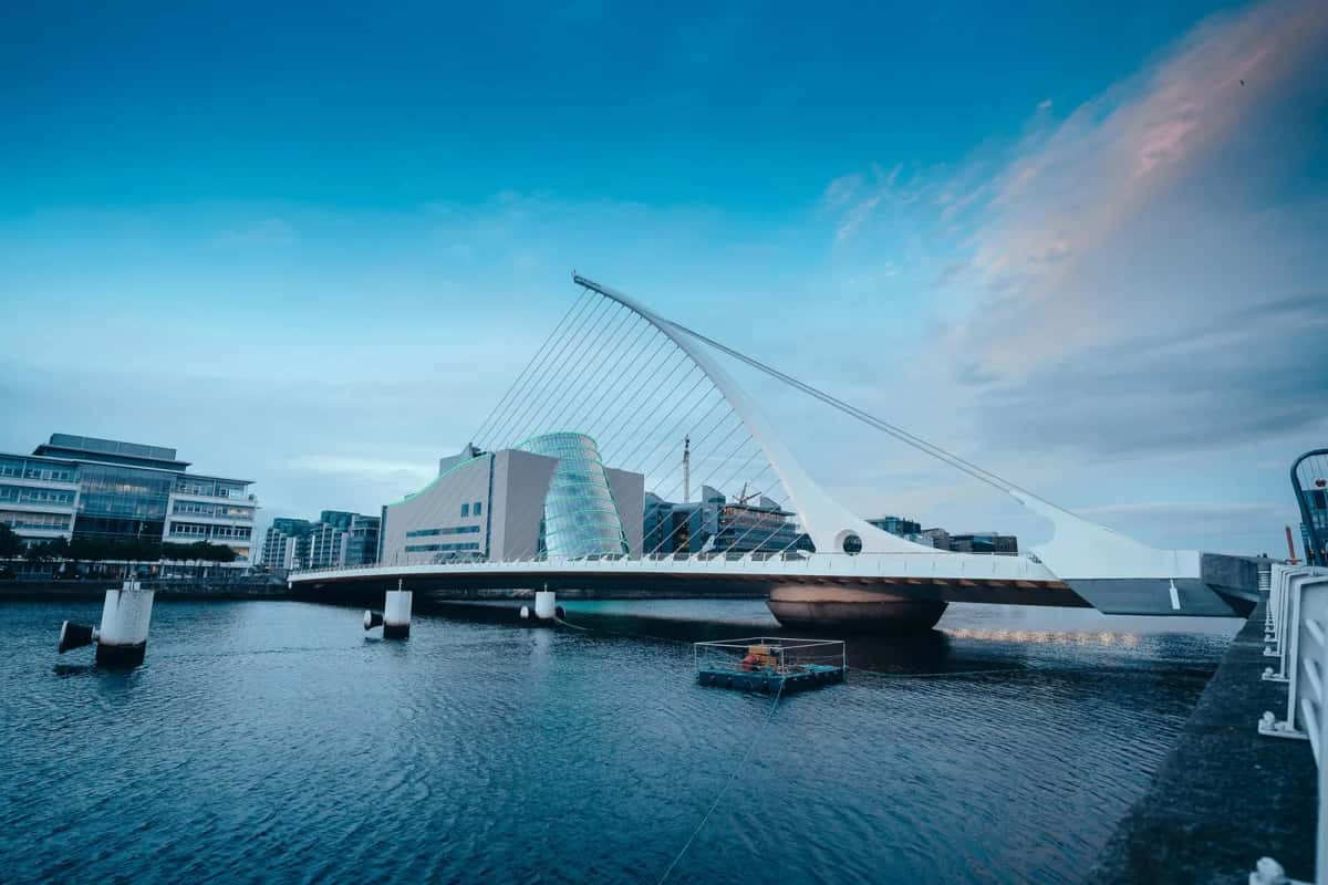 Le pont Samuel Beckett et le quartier d'affaires des docks de Dublin au crépuscule