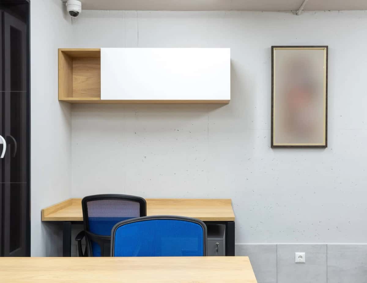 Un poste de travail vide avec ses chaises inoccupées dans un bureau