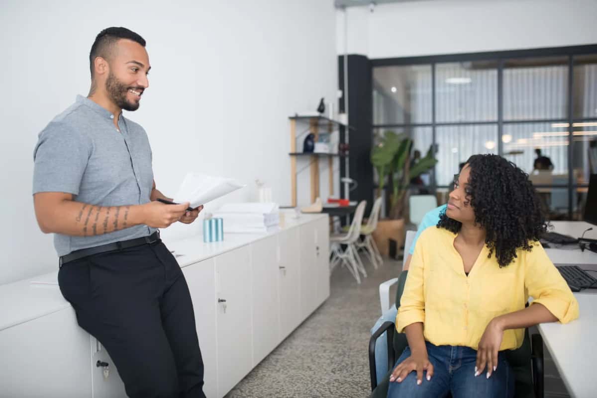 Un nouveau salarié à son poste dans un bureau lumineux le jour de son arrivée