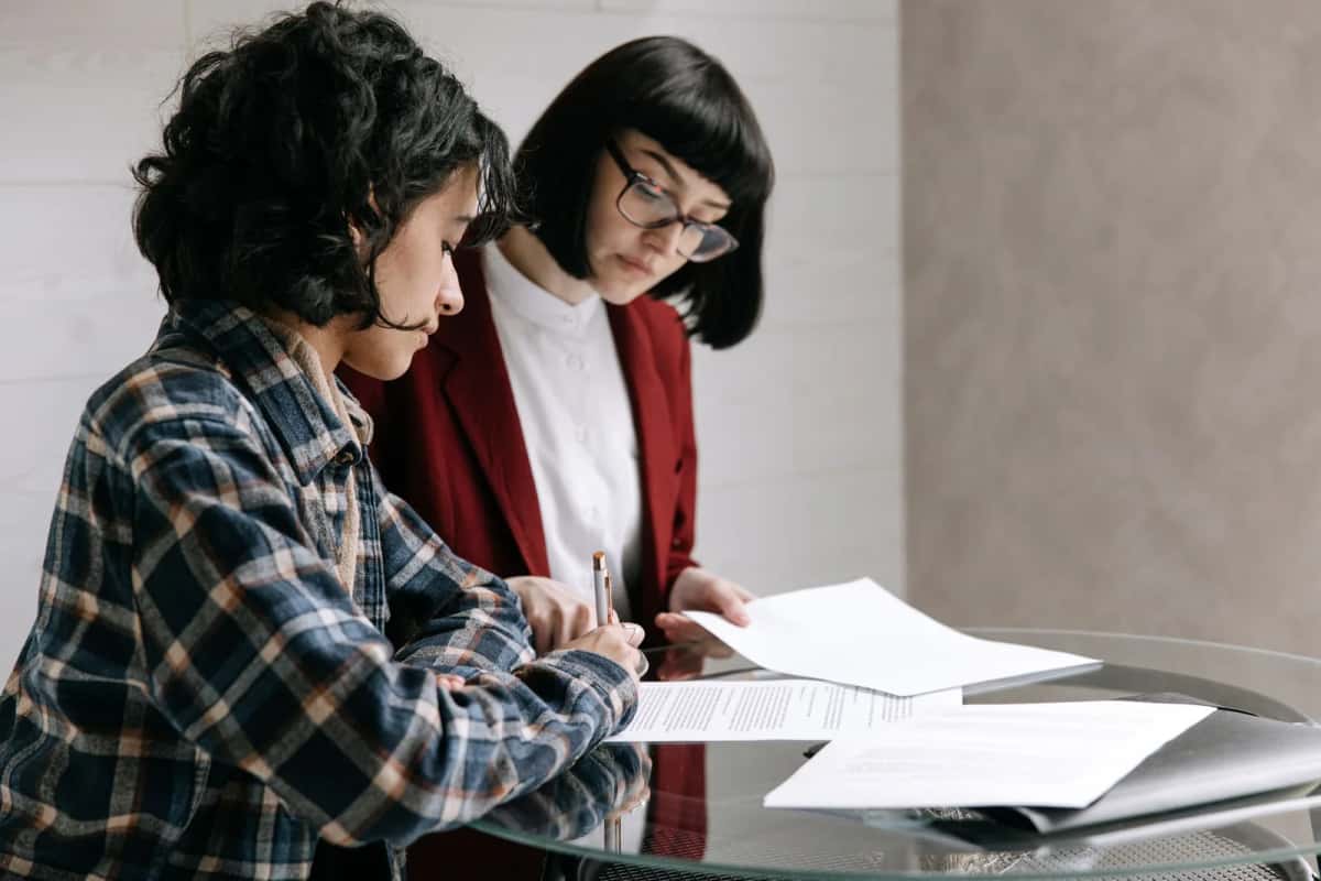 Deux collègues relisent ensemble un document contractuel avant signature