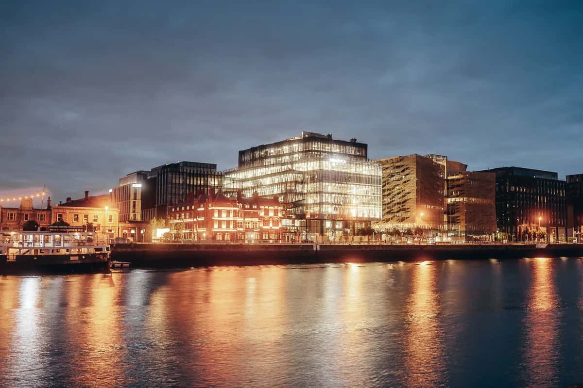 Les bureaux des Silicon Docks à Dublin illuminés à la tombée du jour, le long de la Liffey