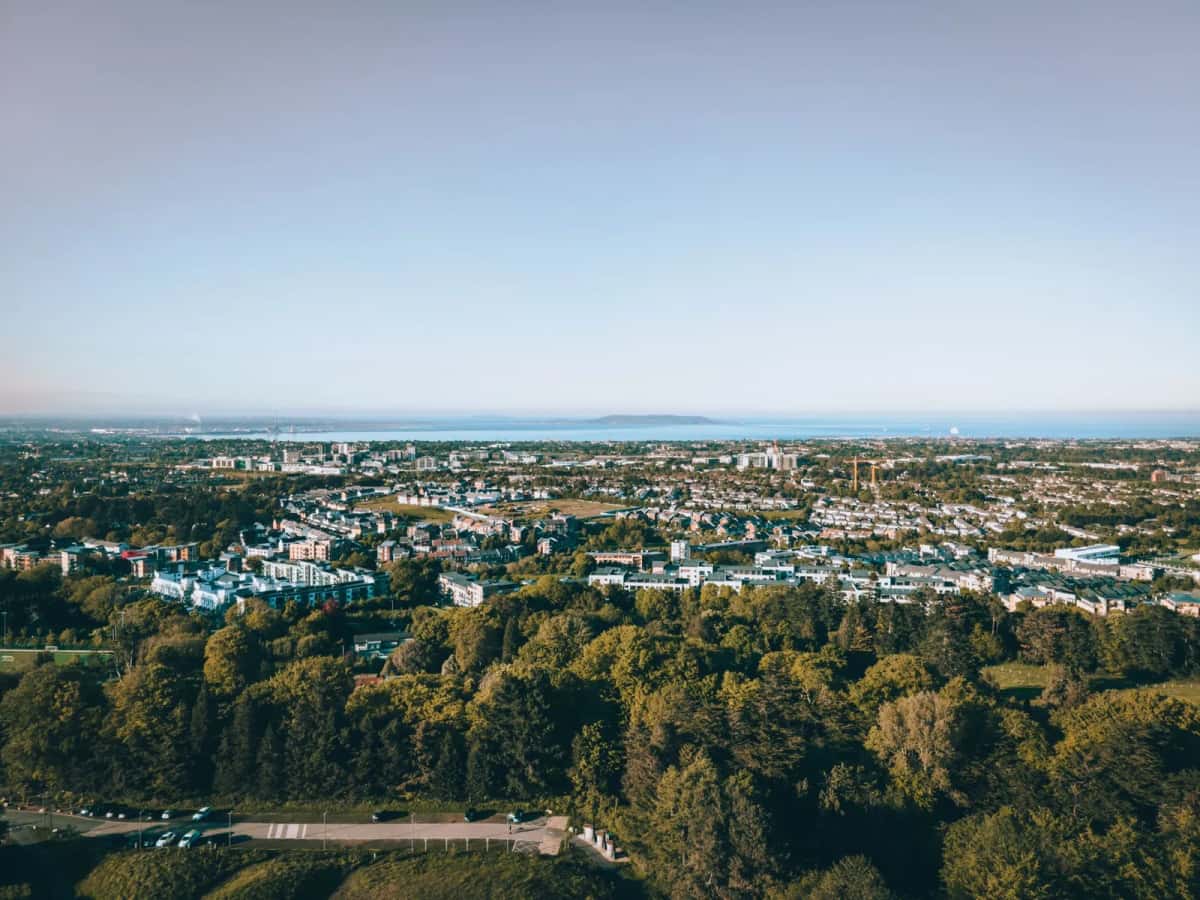 Vue aérienne des quartiers résidentiels du sud de Dublin, avec la baie de Dublin à l'horizon