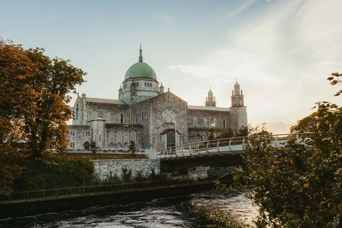 La cathédrale de Galway et son dôme au bord de la rivière Corrib