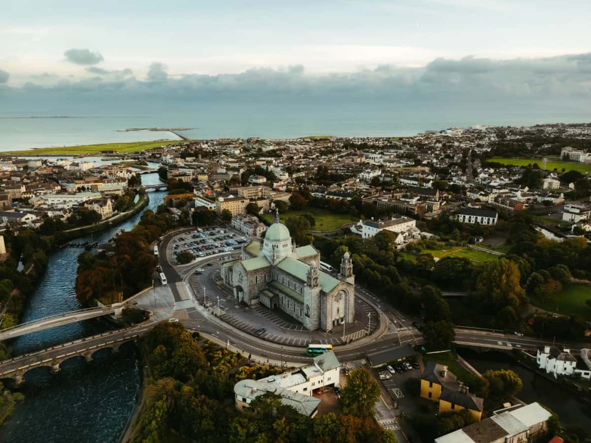 Vue aérienne de Galway, sa cathédrale et la baie au loin