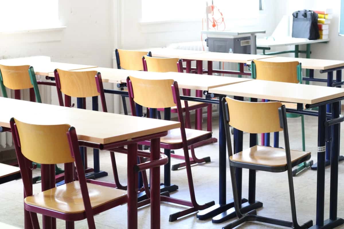 Salle de classe vide avec rangées de tables et de chaises