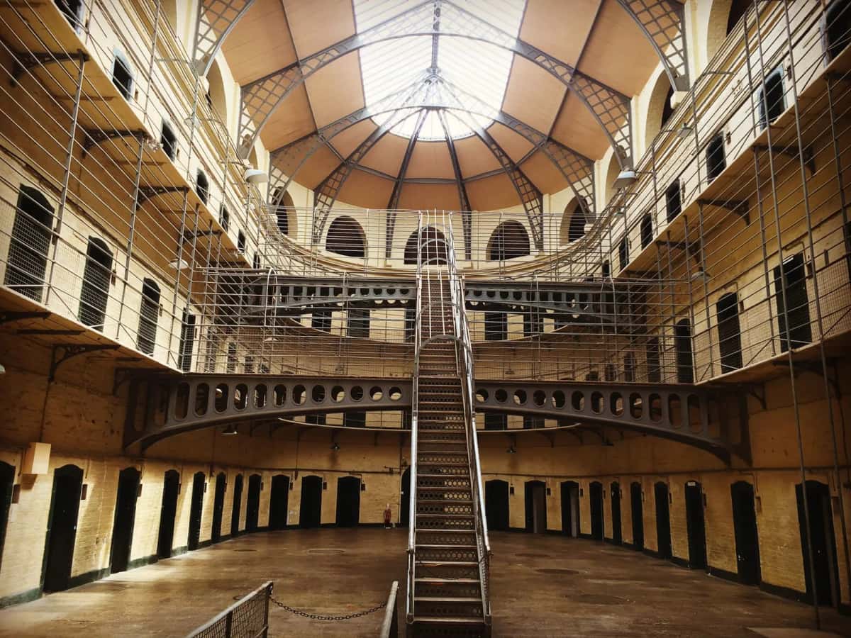 L'aile est victorienne de Kilmainham Gaol à Dublin, ses coursives de fer et sa verrière
