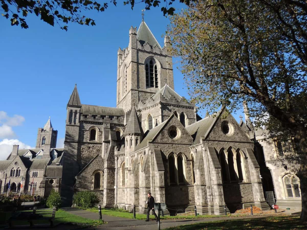 La cathédrale Christ Church de Dublin et sa tour gothique sous un ciel bleu