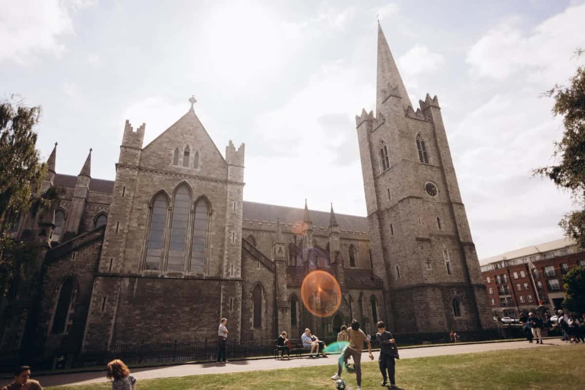 La cathédrale Saint-Patrick de Dublin, sa flèche et le parc qui la borde