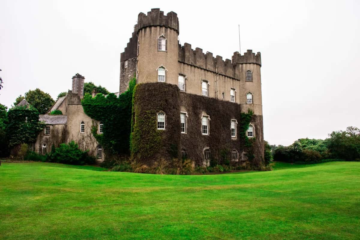 Le château de Malahide couvert de lierre, au nord de Dublin, devant sa pelouse