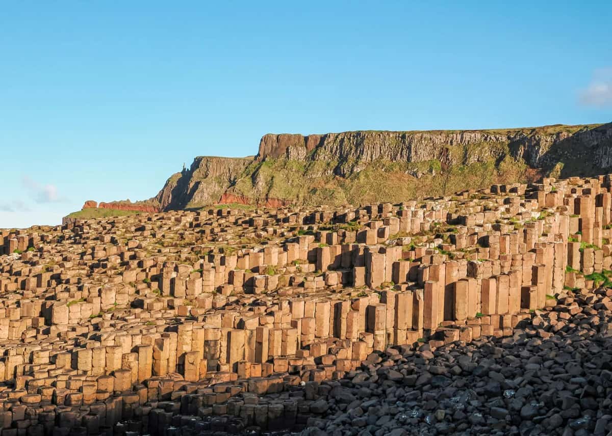 Les colonnes de basalte de la Chaussée des Géants sur la côte d'Antrim