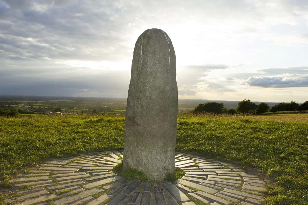 Le Lia Fáil, pierre dressée du couronnement sur la colline de Tara, comté de Meath