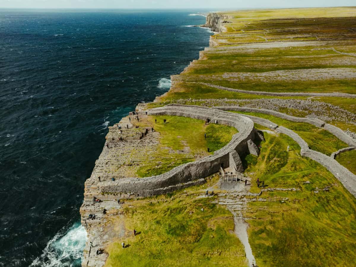 Le fort de Dún Aonghasa au bord de la falaise d'Inis Mór, îles d'Aran