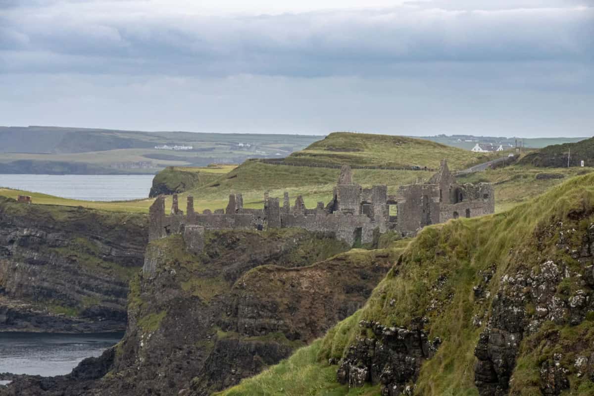 Les ruines de Dunluce Castle sur leur éperon rocheux, comté d'Antrim