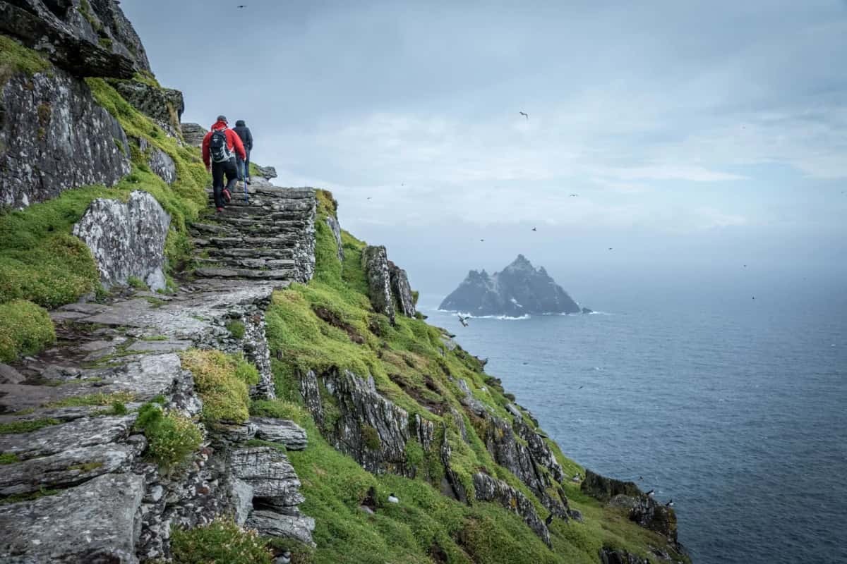 Escalier de pierre monastique de Skellig Michael, avec Little Skellig au loin