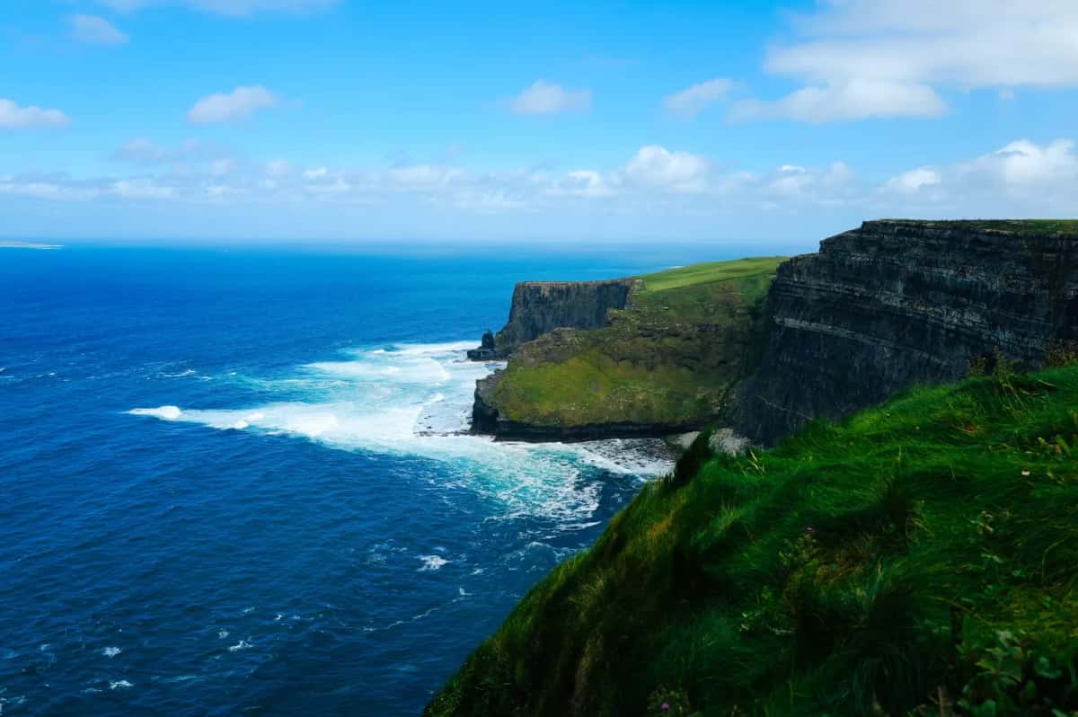Les falaises de Moher plongeant dans l'Atlantique, comté de Clare