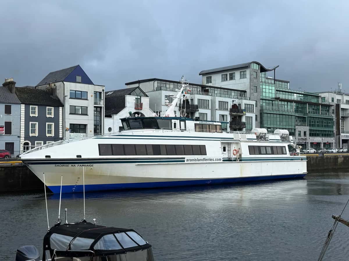 Ferry de la compagnie Aran Island Ferries amarré à quai, immeubles du port à l'arrière-plan