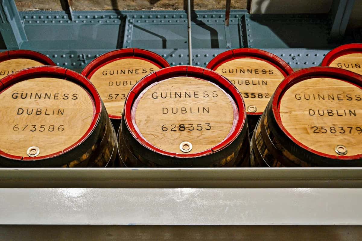 Fûts marqués Guinness Dublin exposés au Guinness Storehouse
