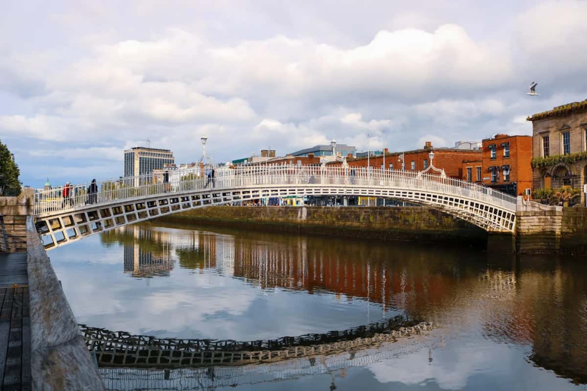 Le Ha'penny Bridge au-dessus de la Liffey, à Dublin, par temps clair