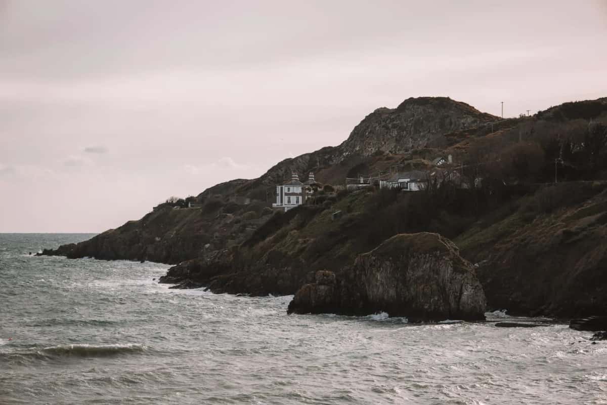 Falaises de la presqu'île de Howth au-dessus de la mer d'Irlande, au nord de Dublin