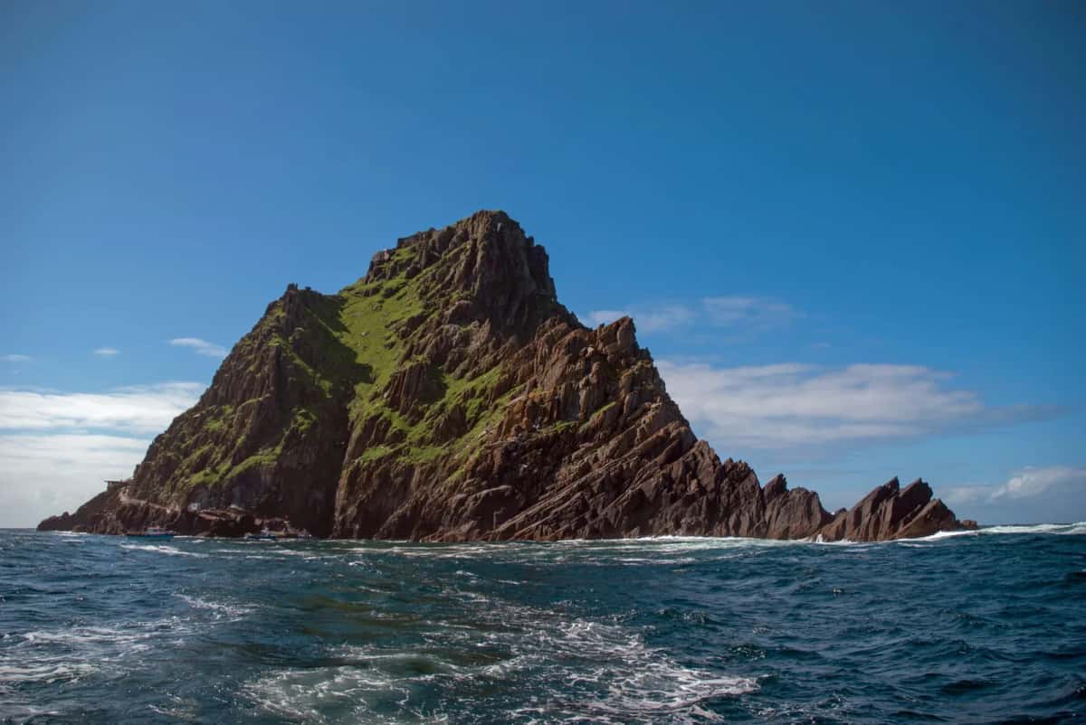 L'île pyramidale de Skellig Michael vue depuis la mer, avec le débarcadère