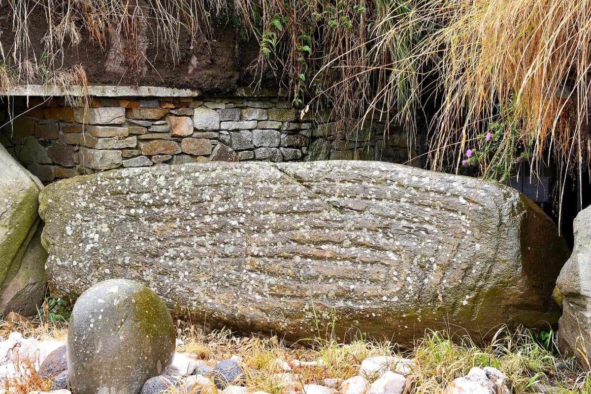 Pierre de bordure gravée de lignes et de motifs à Knowth, vallée de la Boyne