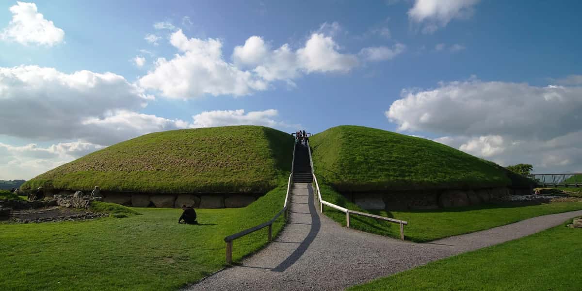 Le grand tumulus de Knowth et son escalier d'accès au sommet, Brú na Bóinne