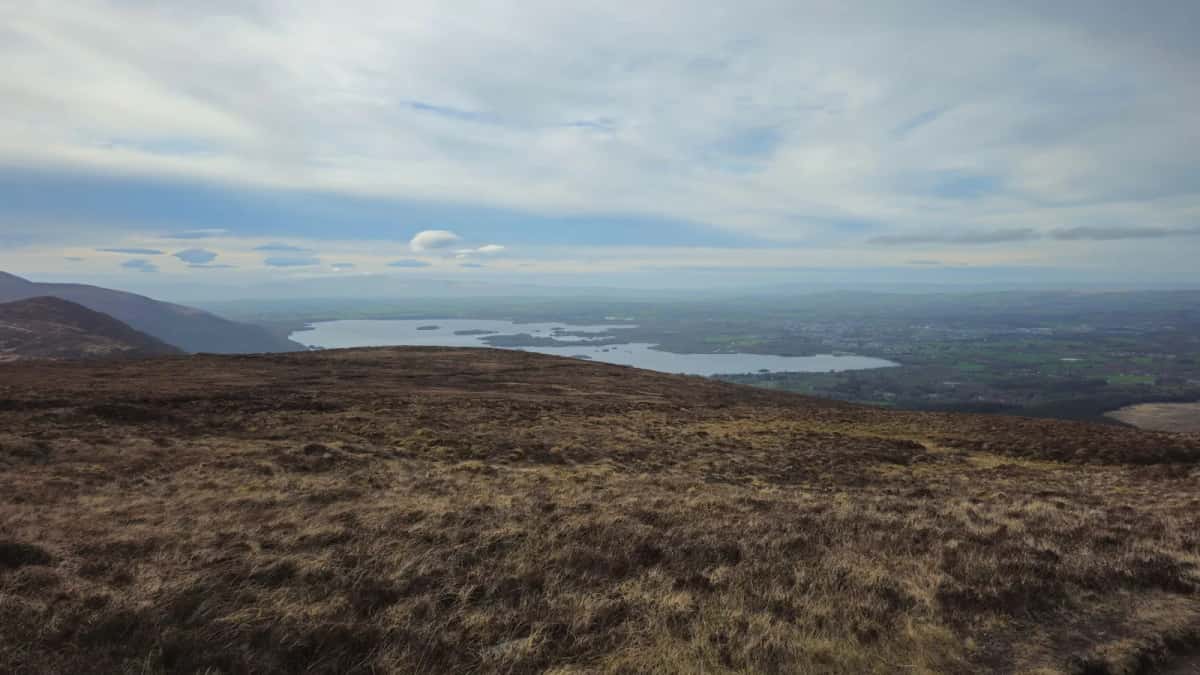 Lac et lande sous un ciel changeant dans le sud-ouest de l'Irlande