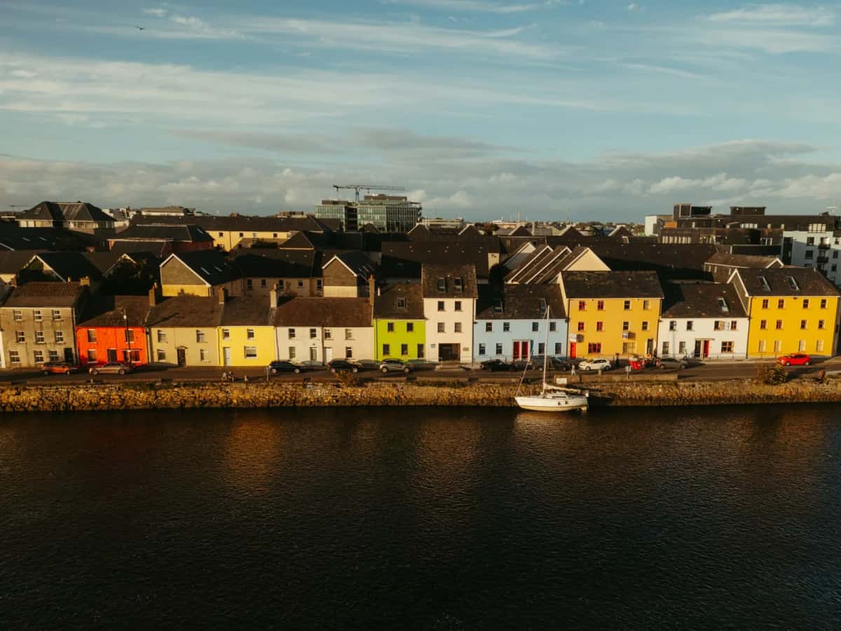 Les maisons colorées du Long Walk de Galway, alignées au bord de l'estuaire de la Corrib au coucher du soleil