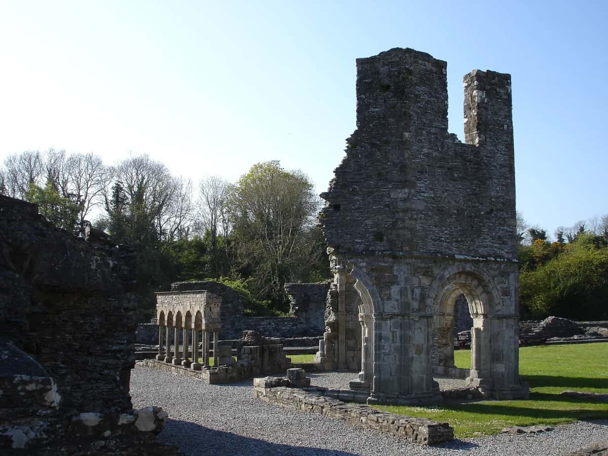 Les ruines du lavabo octogonal de l'abbaye cistercienne de Mellifont, comté de Louth