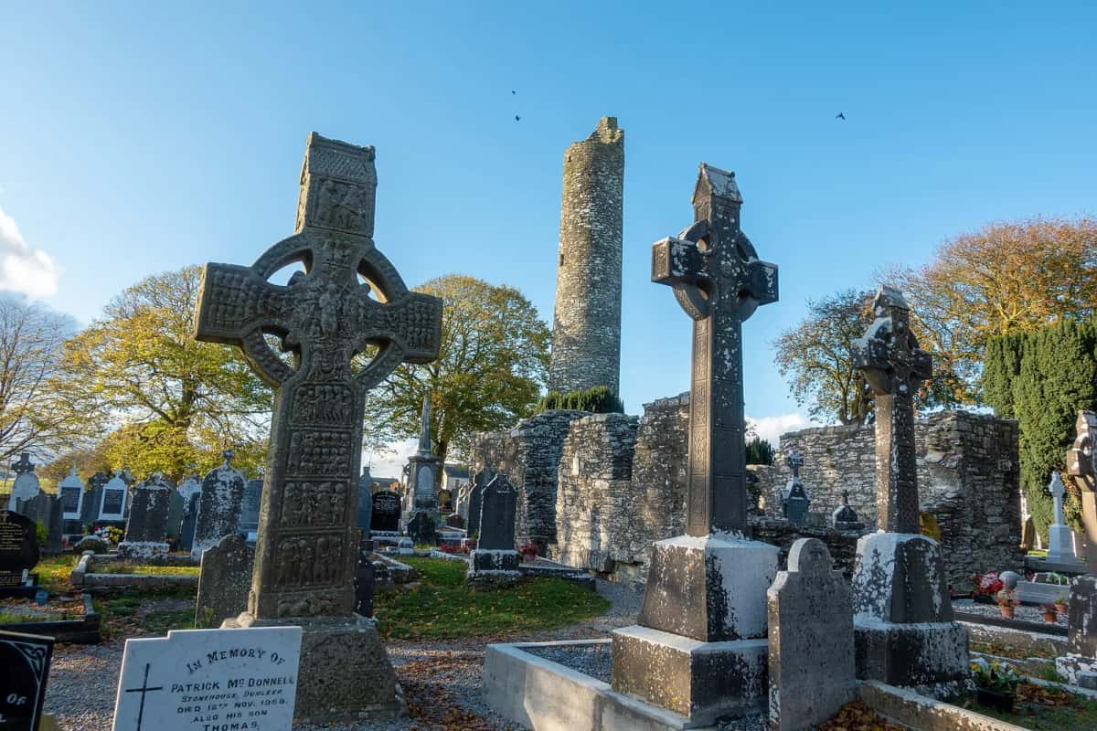 Les croix hautes et la tour ronde du site monastique de Monasterboice, comté de Louth
